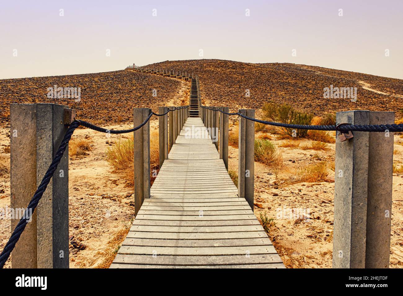 La colline de la menuiserie ou HaMinsara dans le cratère de Ramon dans le désert de Negev, Israël. Banque D'Images