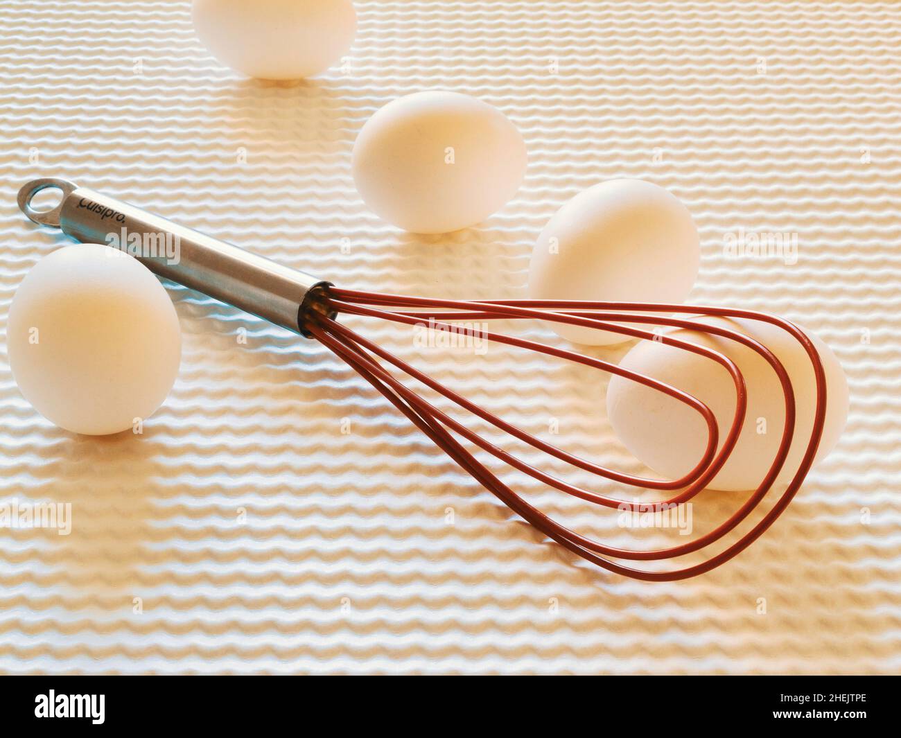 La vie encore d'oeufs et mélanger au fouet à fil plat Banque D'Images