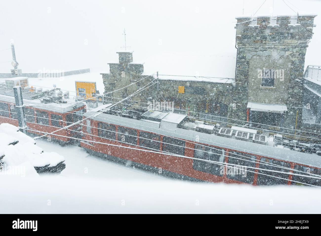 Train de Gornergrat passant par la gare pendant un blizzard à neige, Zermatt, canton du Valais, Suisse Banque D'Images