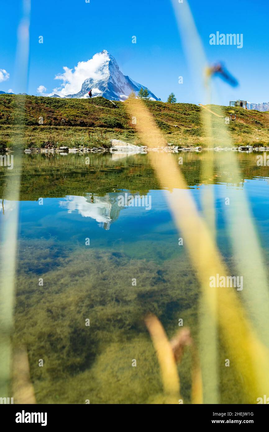 Ciel bleu clair au-dessus du Cervin se reflétant dans le lac Leisee en été, Sunnegga, Zermatt, canton du Valais, Suisse Banque D'Images