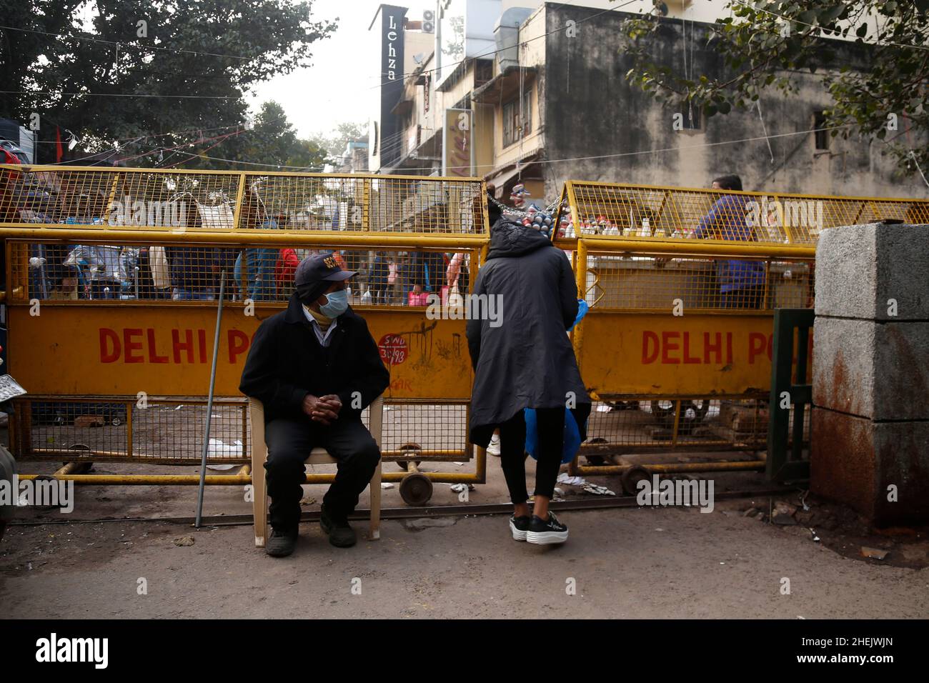 Delhi, Inde.10th janvier 2022.Foule à l'intérieur de Delhi Sarojini Nagar marché pendant la propagation de covid omicron.Les restrictions et les protocoles ne sont pas respectés.(Photo de Haripriya Shaji/Pacific Press) Credit: Pacific Press Media production Corp./Alay Live News Banque D'Images