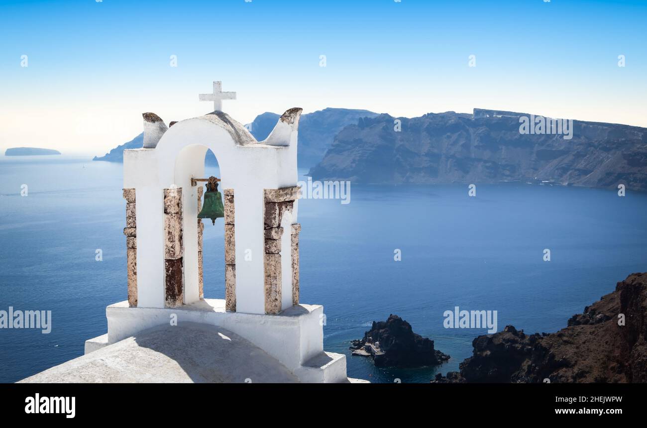 Clocher avec vue sur la mer, Oia, île de Santorini, Grèce. Banque D'Images