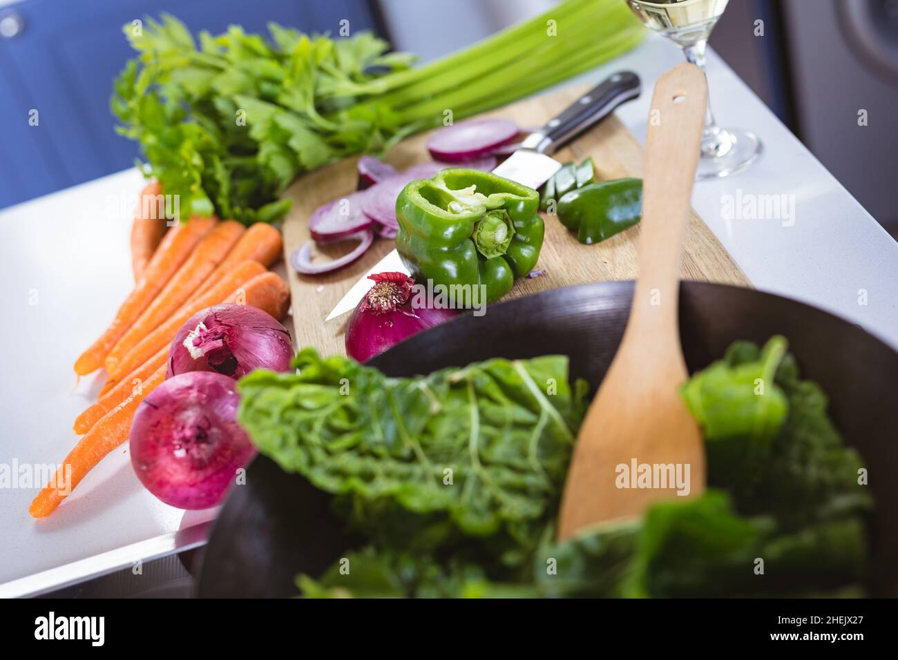 Vue en grand angle des légumes frais biologiques sur l'île de cuisine à la maison Banque D'Images