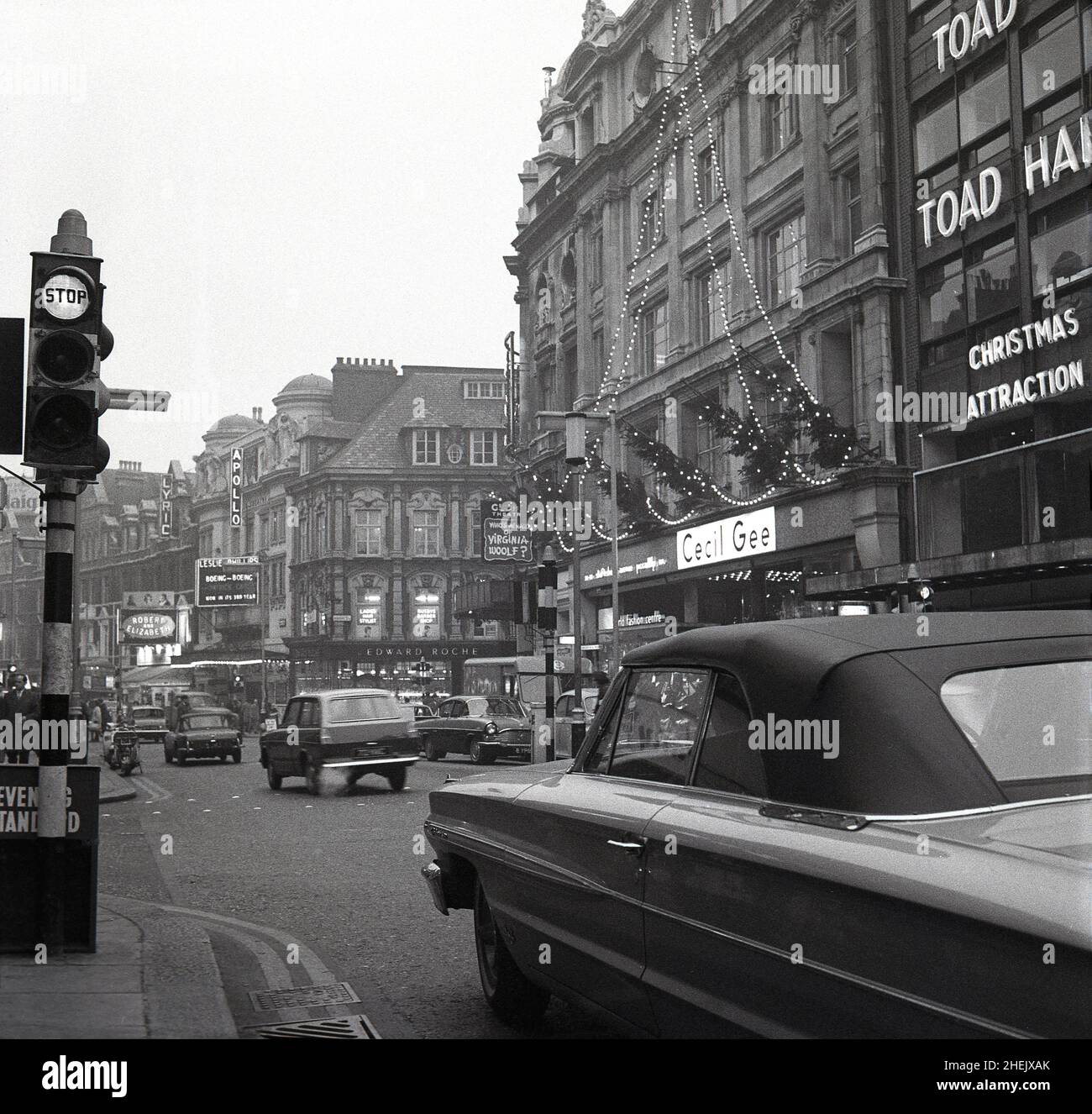 1960s, historique, une voiture à l'américaine garée aux feux de signalisation dans ???Londres, Angleterre, Royaume-Uni. Banque D'Images