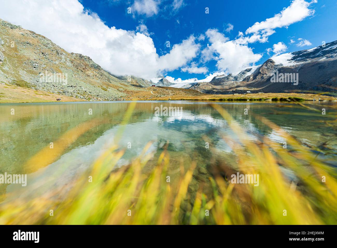 Journée ensoleillée sur le lac immaculé Stellisee en été, Zermatt, canton du Valais, Suisse Banque D'Images