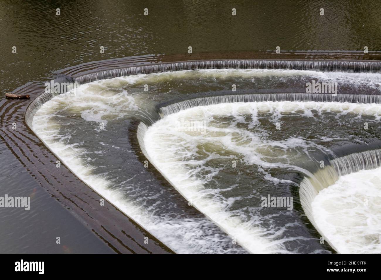 Le site touristique Pulteney Weir sur la rivière Avon dans le centre de Bath, Bath, Somerset.Le déversoir a été construit pour fournir de l'eau pour alimenter les moulins adjacents Banque D'Images