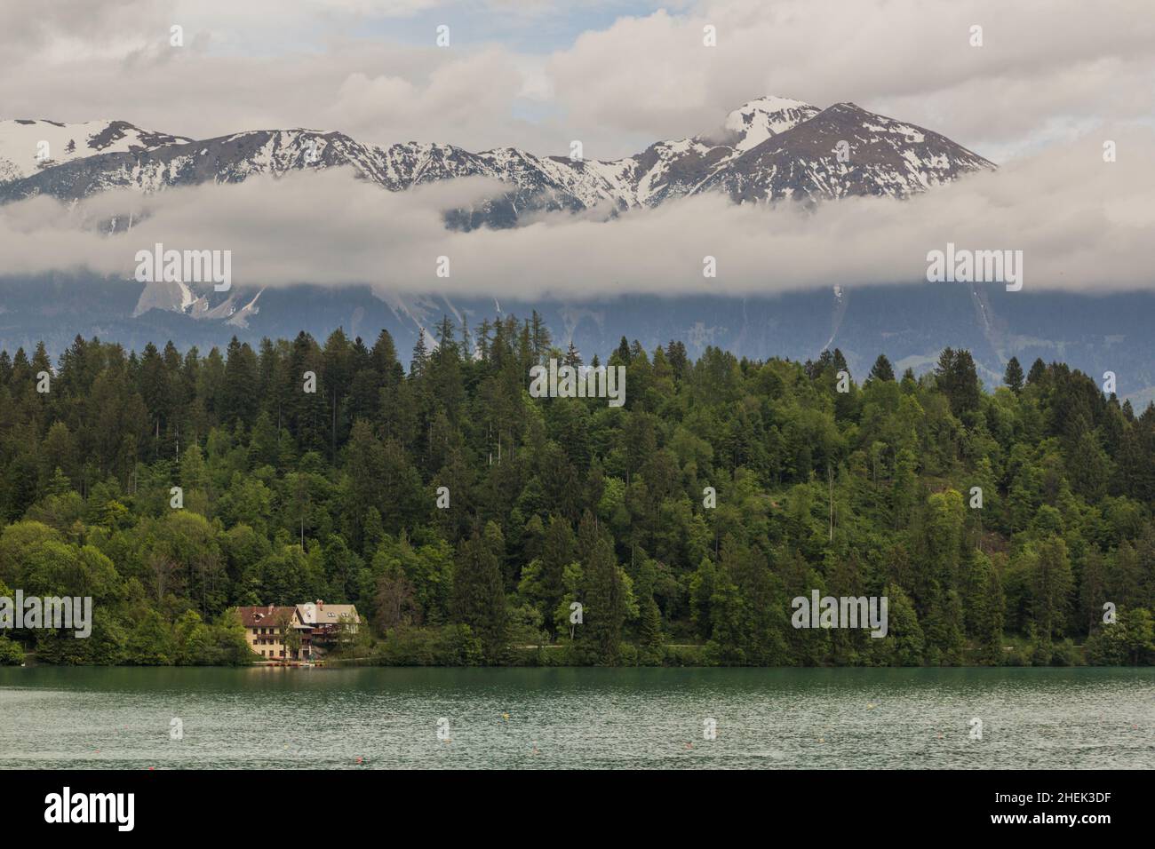Chaîne de montagnes Karawanks derrière le lac Bled, Slovénie Banque D'Images