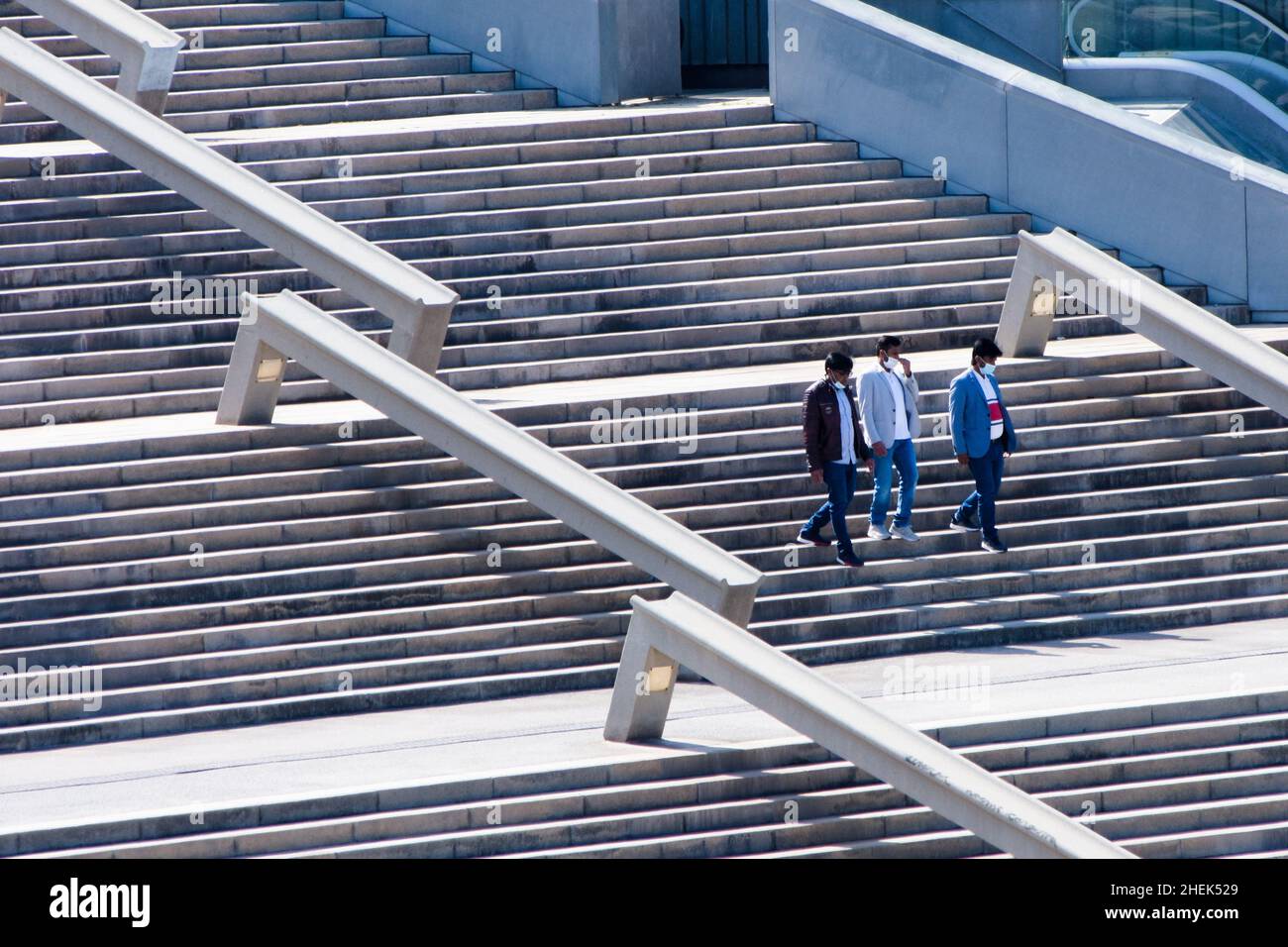 En descendant les escaliers Banque D'Images
