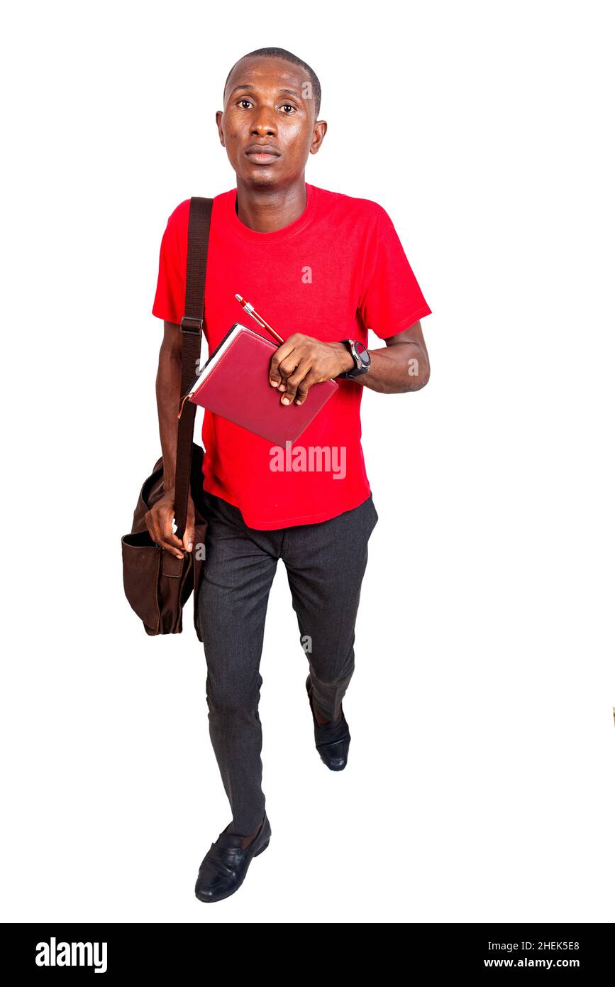 beau homme d'affaires en t-shirt rouge debout sur fond blanc avec sac et ordinateur portable se précipitant pour le travail Banque D'Images