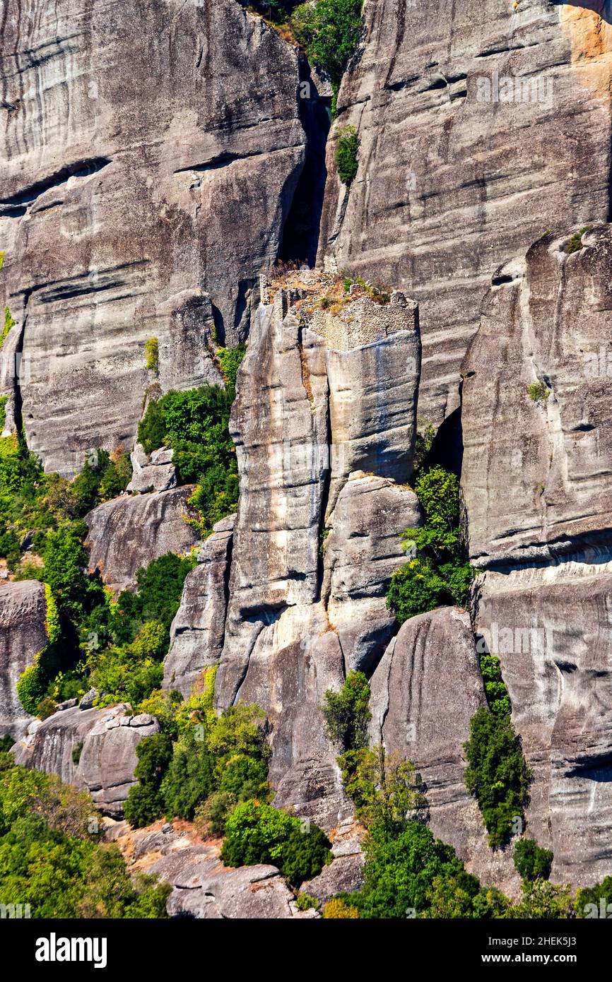 Ruines d'un ancien monastère abandonné au sommet d'un rocher vertical à Meteora, Trikala, Thessalie, Grèce. Banque D'Images