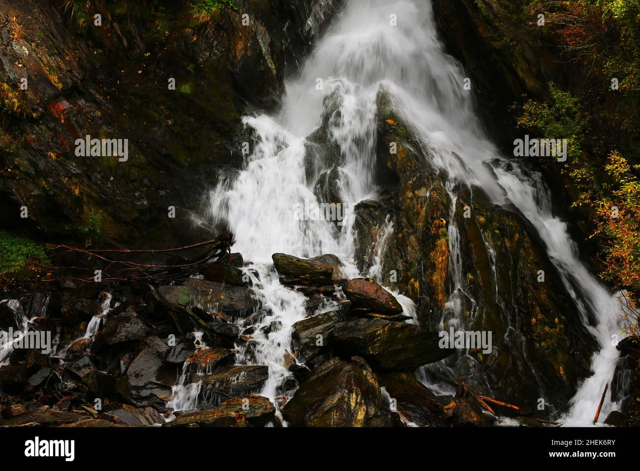 Südtirol, Santé, bien-être, Wasserfall, Dolomiten,Meran , Bozen, tosendes wildes Wasser stürzt von dem Berg und den Felsen herunter Banque D'Images
