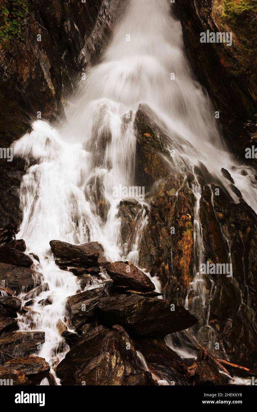 Südtirol, Santé, bien-être, Wasserfall, Dolomiten,Meran , Bozen, tosendes wildes Wasser stürzt von dem Berg und den Felsen herunter Banque D'Images