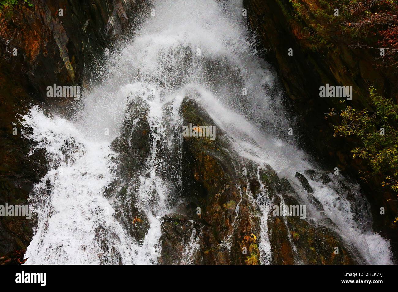 Südtirol, Santé, bien-être, Wasserfall, Dolomiten,Meran , Bozen, tosendes wildes Wasser stürzt von dem Berg und den Felsen herunter Banque D'Images