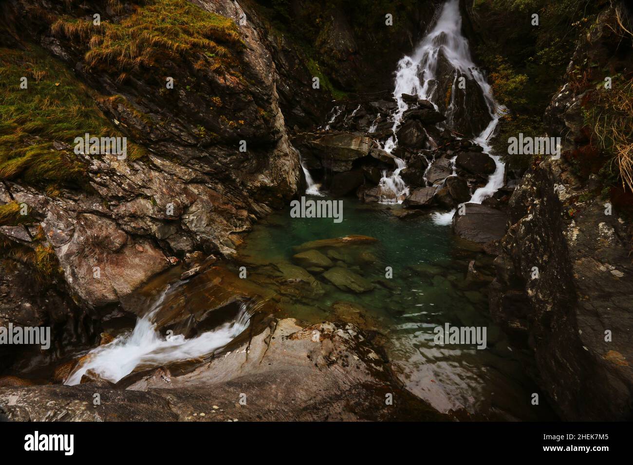 Südtirol, Santé, bien-être, Wasserfall, Dolomiten,Meran , Bozen, tosendes wildes Wasser stürzt von dem Berg und den Felsen herunter Banque D'Images