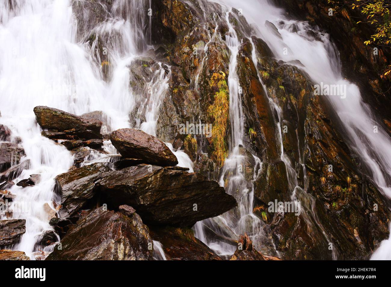 Südtirol, Santé, bien-être, Wasserfall, Dolomiten,Meran , Bozen, tosendes wildes Wasser stürzt von dem Berg und den Felsen herunter Banque D'Images