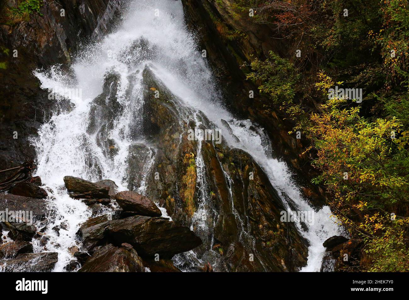 Südtirol, Santé, bien-être, Wasserfall, Dolomiten,Meran , Bozen, tosendes wildes Wasser stürzt von dem Berg und den Felsen herunter Banque D'Images