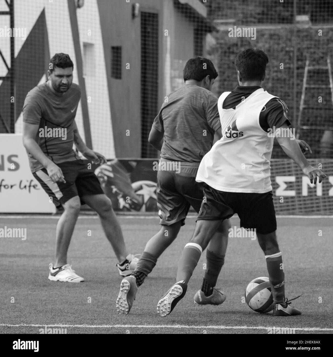 New Delhi, Inde - juillet 01 2018 : footballeurs de l'équipe locale pendant le match au championnat régional de Derby sur terrain de football.Moment chaud de la marche Banque D'Images