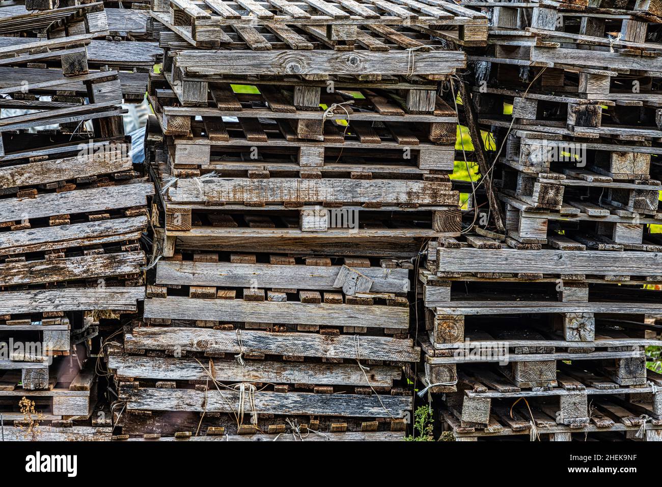 Palettes en bois empilées et laissées à l'âge.Abruzzes, Italie, Europe Banque D'Images