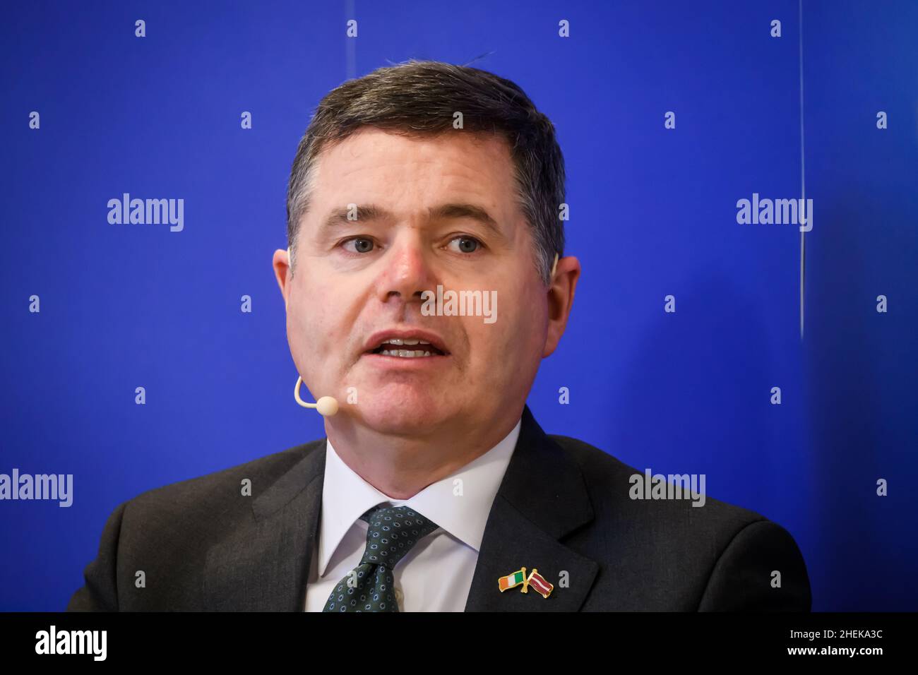 RIGA, LETTONIE.11th janvier 2022.Paschal Donohoe (sur photo), Ministre irlandais des finances, Président de l'Eurogroupe, lors d'une discussion avec Martins Kazaks, Gouverneur de la Banque centrale de Lettonie. Banque D'Images