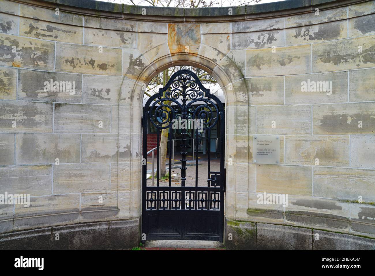 LA HAYE, PAYS-BAS -13 NOVEMBRE 2021 - vue sur le bâtiment historique du Palais de la paix qui abrite la Cour internationale de Justice et la Cour permanente d'Arbi Banque D'Images