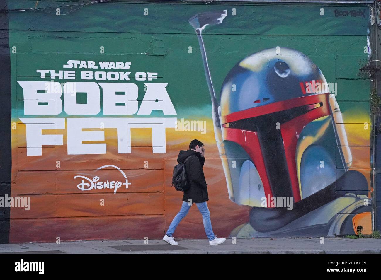 Une personne passe devant une fresque dans le centre-ville de Dublin, faisant la publicité de la série télévisée The Book of Boba Fett, qui fait partie de la franchise Star Wars.Date de la photo: Mardi 11 janvier 2022. Banque D'Images