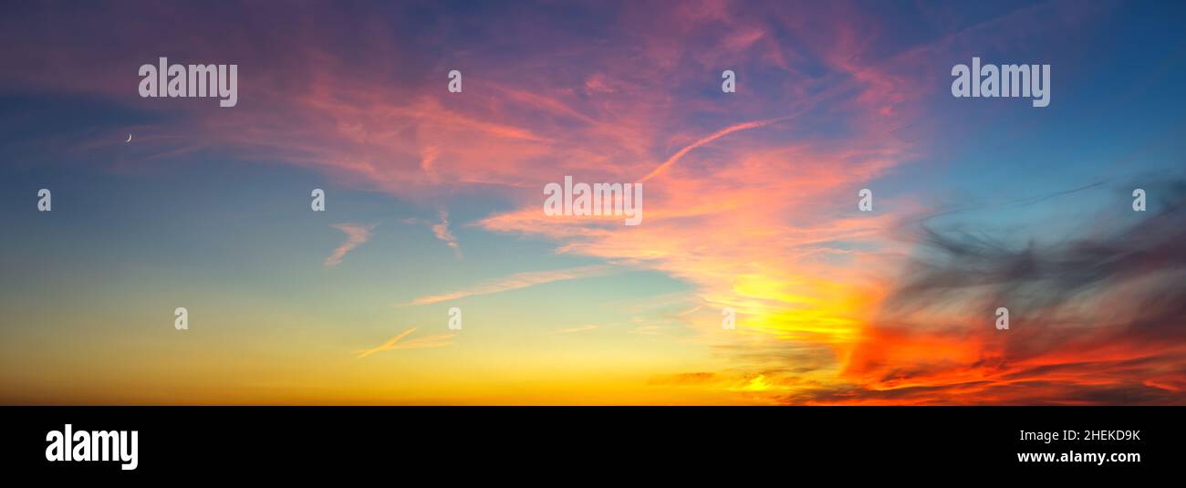 Ciel nuageux et coloré au coucher du soleil.Ciel spectaculaire au coucher du soleil, arrière-plan abstrait de la nature Banque D'Images