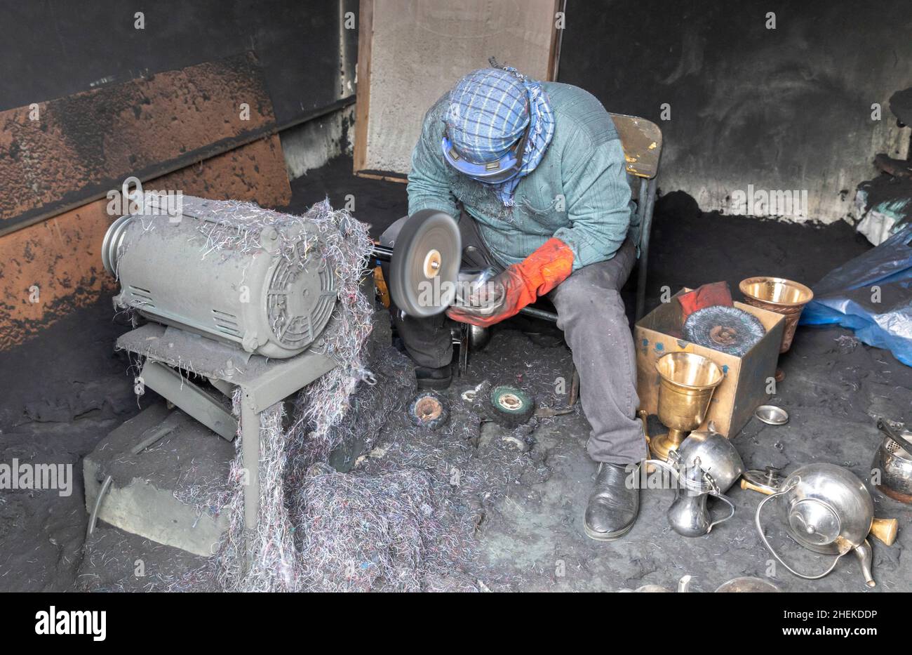 Ushaiqer, Arabie Saoudite, 1st janvier 2022: Homme travaillant dans un atelier poussiéreux, faisant des pots de café arabes Banque D'Images