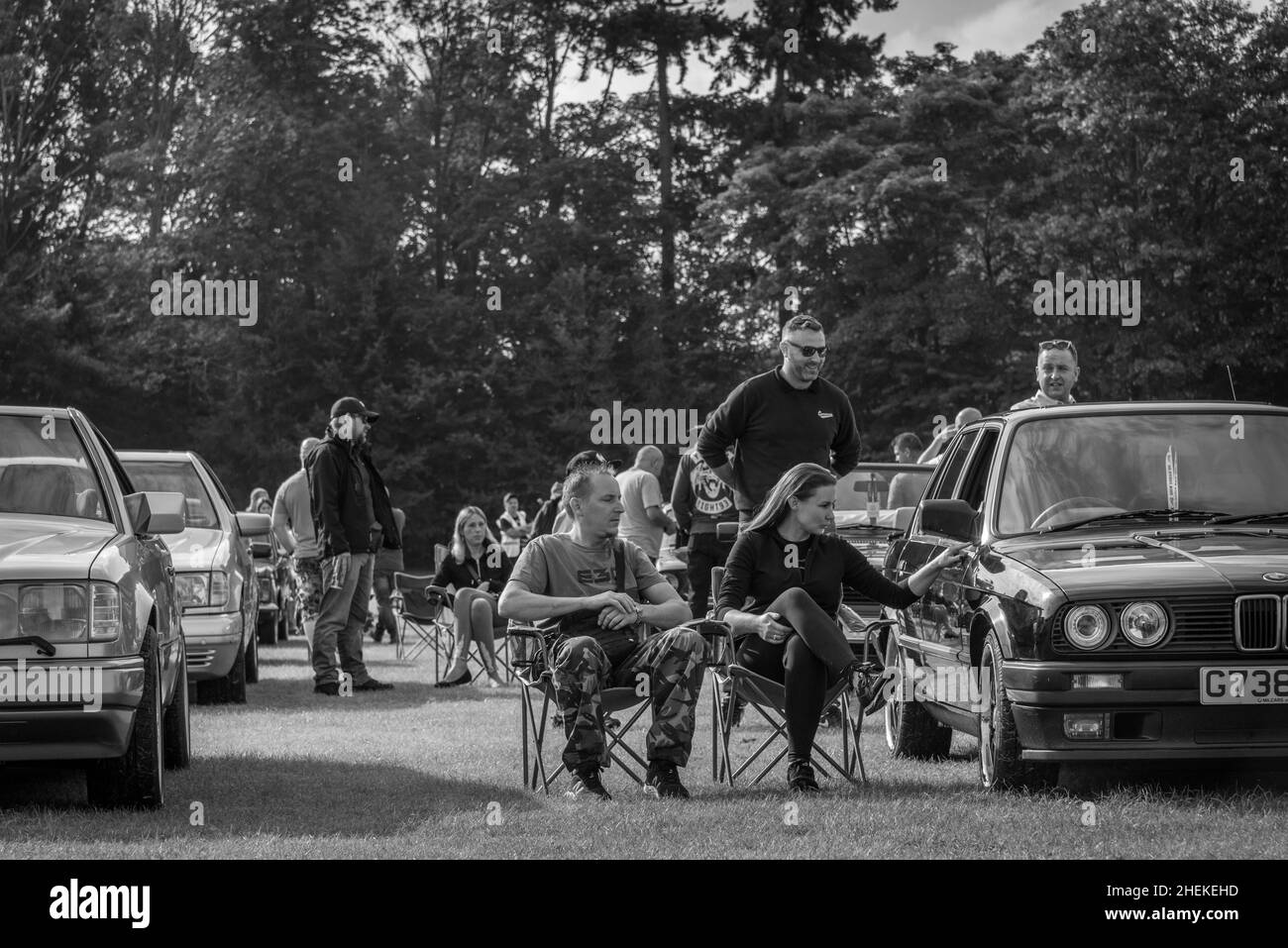 un couple qui montre sa voiture à l'exposition Banque D'Images