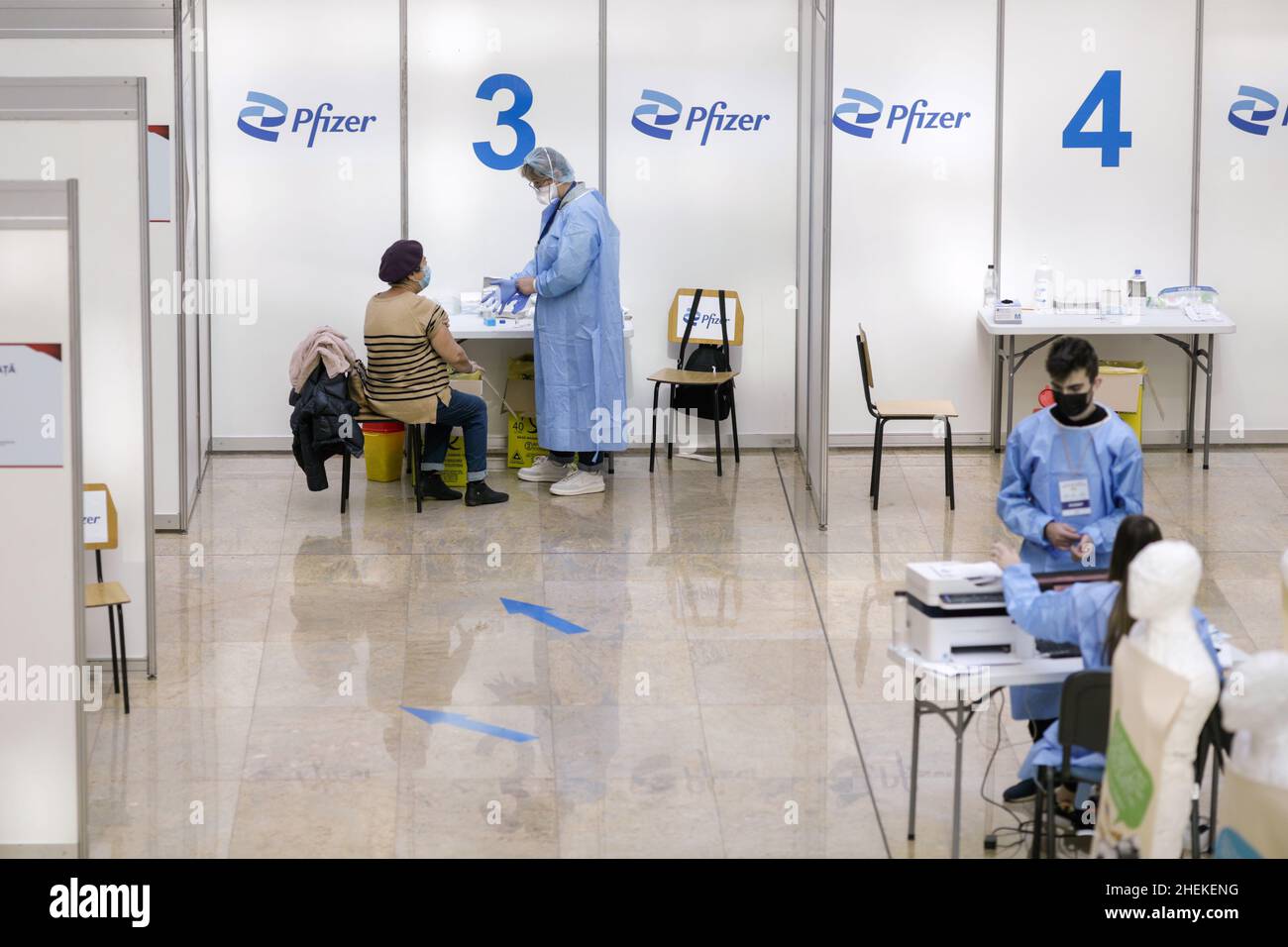 Bucarest, Roumanie - 23 octobre 2021 : une femme âgée reçoit un vaccin Pfizer Biontech anti COVID-19 lors d'un week-end de 'marathon de vaccination' au Th Banque D'Images