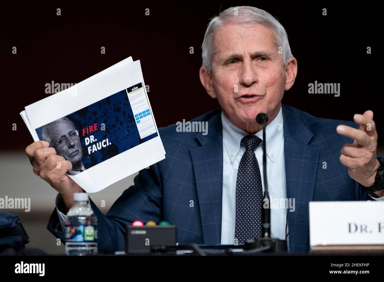 Le Dr Anthony Fauci, conseiller médical en chef de la Maison-Blanche et directeur du NIAID, montre une capture d'écran d'un site Web de campagne tout en répondant aux questions du sénateur Rand Paul (R-Ky.) pendant un Sénat Santé, éducation, travail,Et audience du Comité des pensions pour examiner la réponse fédérale à la COVID-19 et aux nouvelles variantes émergentes le mardi 11 janvier 2022 à Capitol Hill à Washington, DCCredit: Greg Nash/Pool via CNP/MediaPunch Banque D'Images