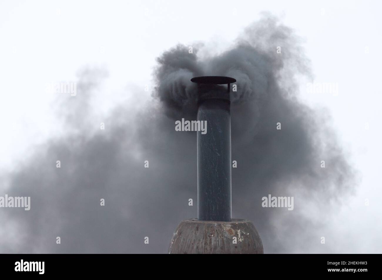 Pollution de l'air hivernal par une cheminée à fumer en Pologne © Wojciech Strozyk / Alay stock photo *** Légende locale *** Banque D'Images