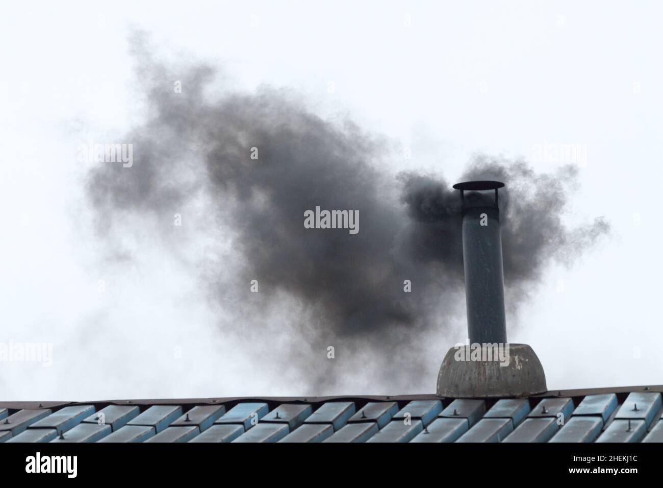 Pollution de l'air hivernal par une cheminée à fumer en Pologne © Wojciech Strozyk / Alay stock photo *** Légende locale *** Banque D'Images