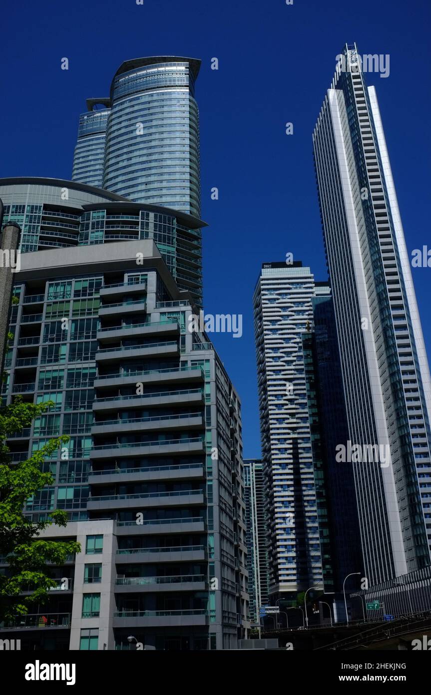 Immeubles d'appartements modernes dans le centre-ville de Toronto, Canada. Banque D'Images
