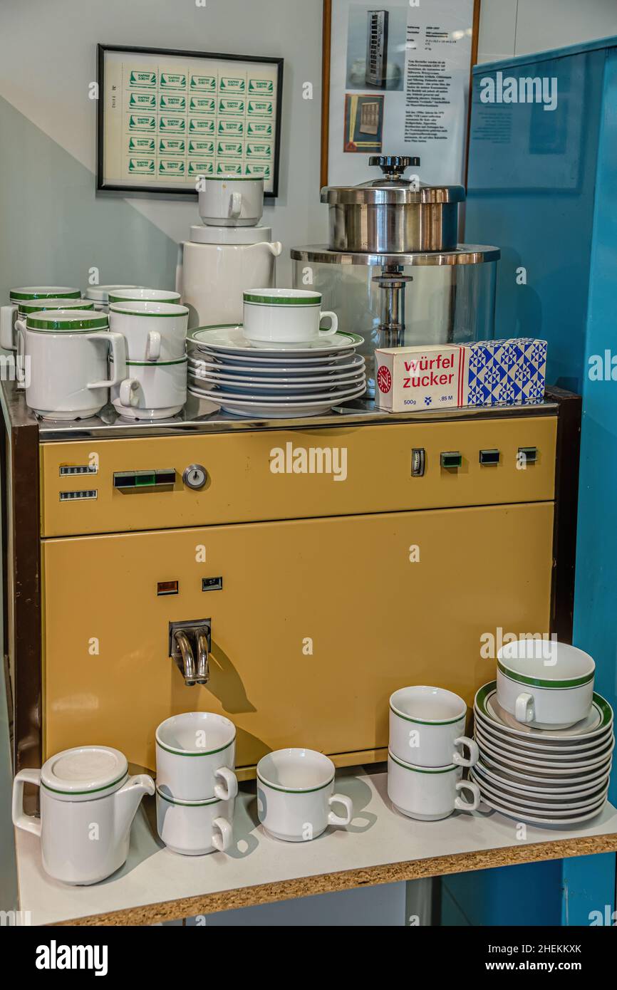 Machine à café rétro-allemande au détail au Musée « de la Welt der DDR » de Dresde, Allemagne Banque D'Images