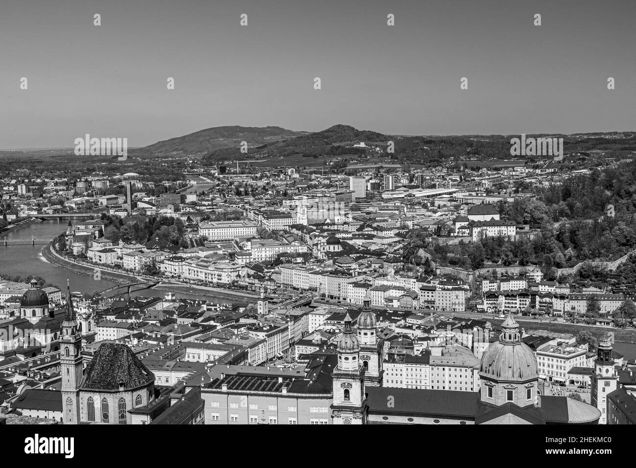 Vue de la vieille ville de Salzbourg de l'Autriche, la colline de Hohensalzburg Banque D'Images