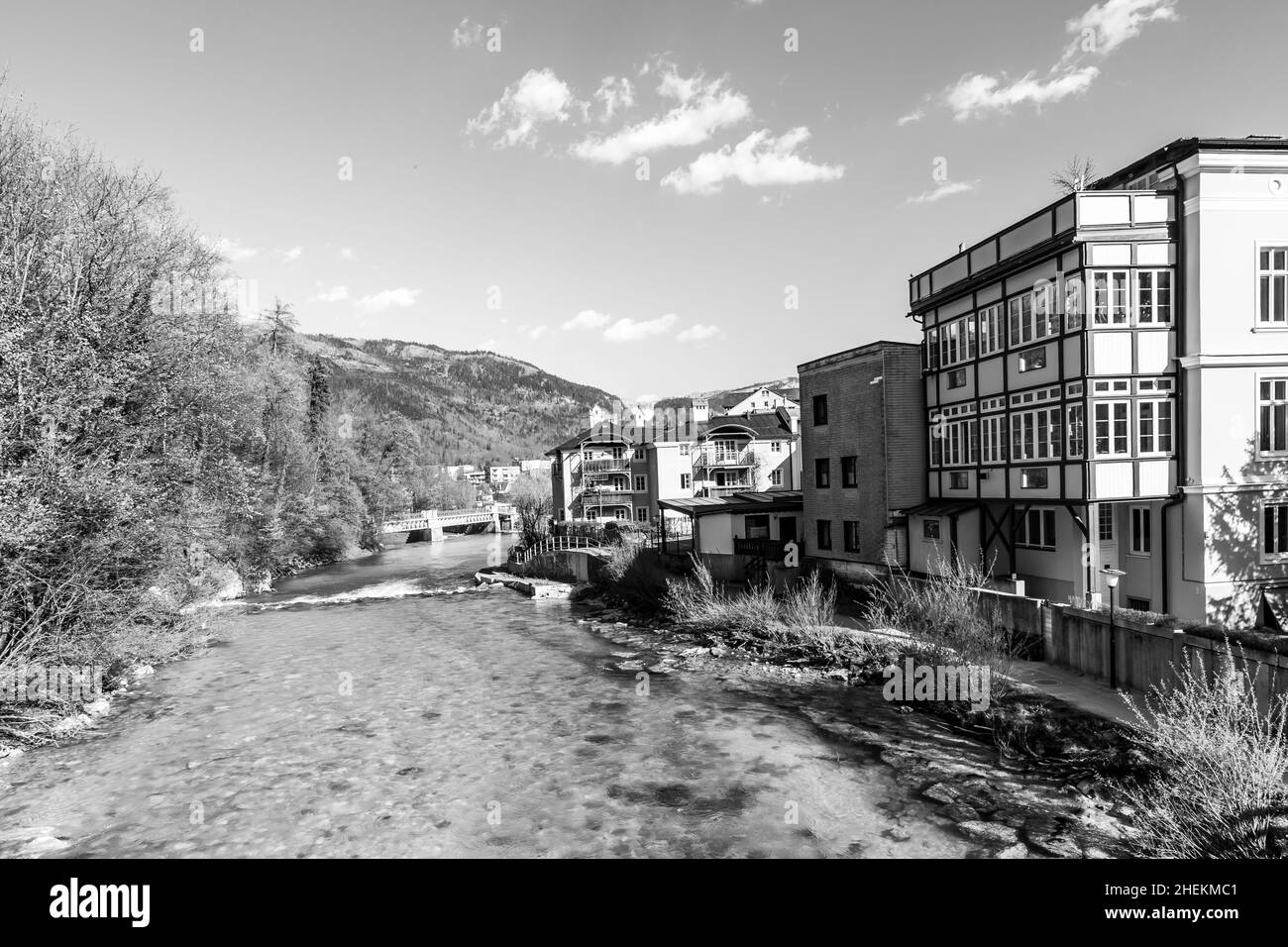 Vieille ville Bad Ischl à rivière traun under blue sky Banque D'Images