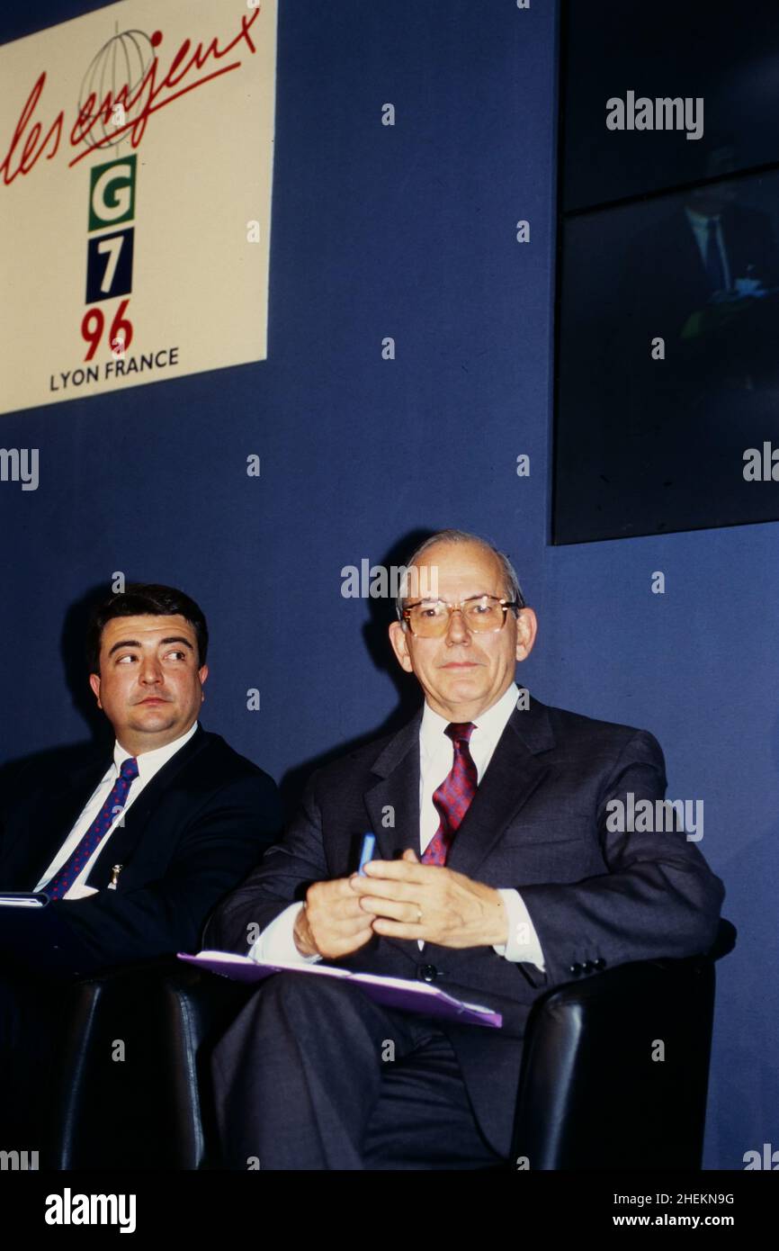 Michel Camdessus, Président de WIF (FMI) et Xavier Larnaudie-Eiffel CNP assurances, Congrès économique avant le Sommet International G7, Lyon, France Banque D'Images