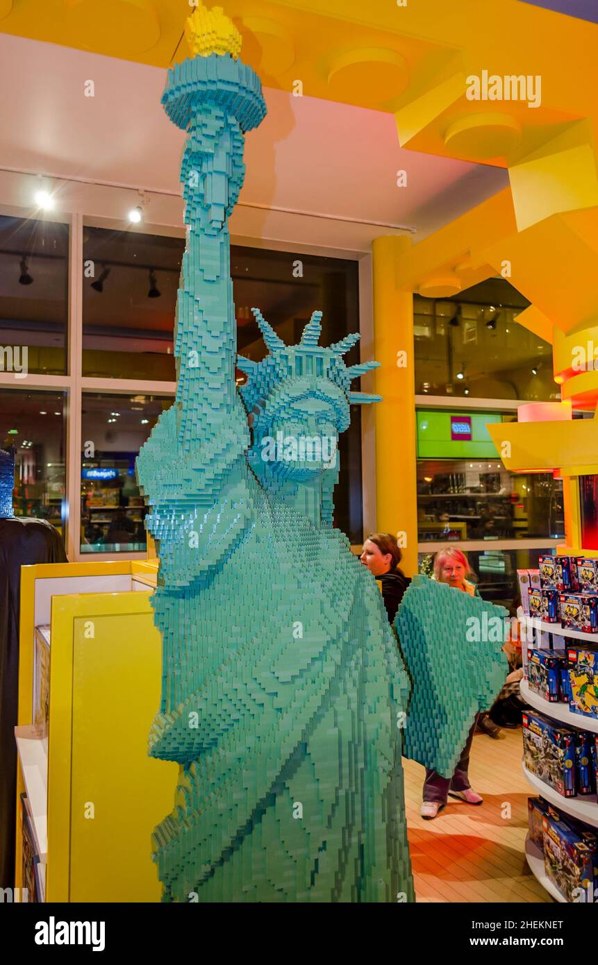 Statue de la liberté créée avec de petits morceaux de Lego.Décoration intérieure du magasin de jouets.New York, États-Unis.Décoration intérieure pour magasin de jouets Banque D'Images