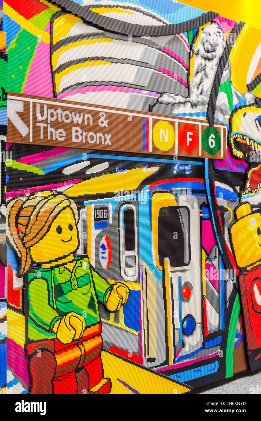 Présentoir en mosaïque d'art mural LEGO.Happy Minifigures dans le métro de New York.New York, États-Unis.Décoration de magasin en brique de métro. Banque D'Images