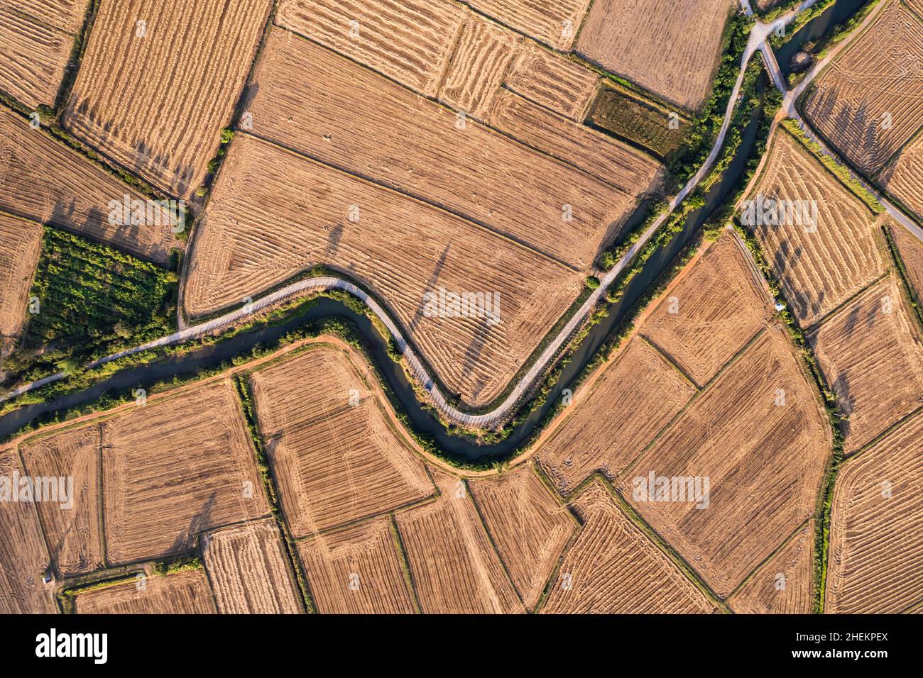 Vue aérienne des champs agricoles arides avec canal d'irrigation dans les terres agricoles à la campagne Banque D'Images
