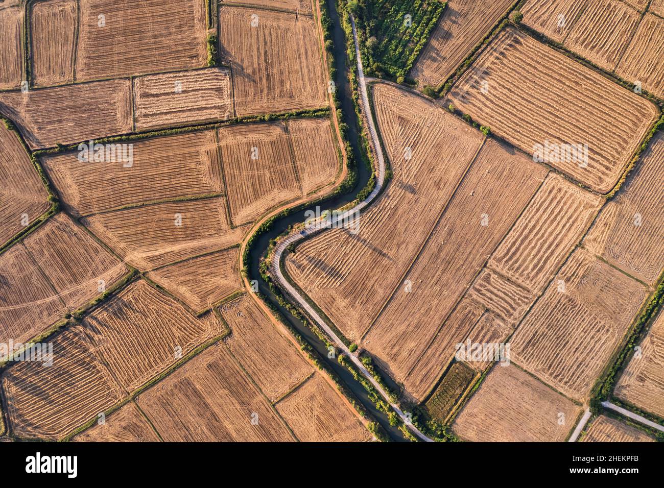 Vue aérienne des champs agricoles arides avec canal d'irrigation dans les terres agricoles à la campagne Banque D'Images