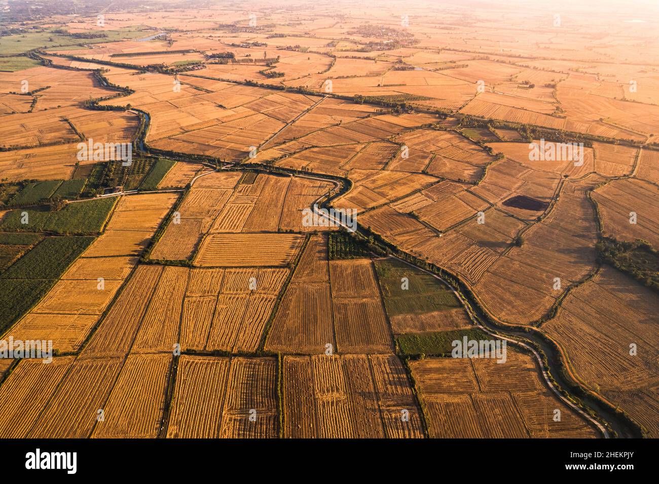 Vue aérienne des champs agricoles arides avec canal d'irrigation dans les terres agricoles à la campagne Banque D'Images
