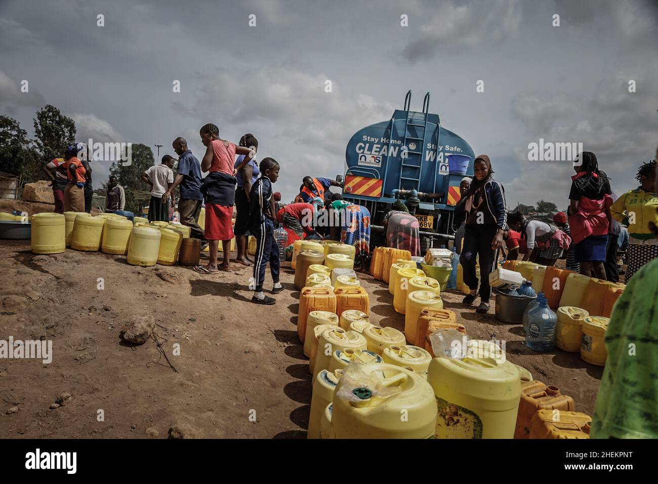 Nairobi, Kenya.11th janvier 2022.Les résidents locaux ont vu se remplir leurs jerricanes d'eau, pendant la pénurie d'eau.la plupart des résidents de Nairobi continuent de connaître la pénurie quotidienne et le manque d'eau.Dans les bidonvilles de Kibera, les services métropolitains de Nairobi (N.M.M.) ont pris entre leurs mains la responsabilité de fournir à la plupart des résidents de certaines communautés pauvres un accès gratuit et fréquent à des services d'eau propre.Crédit : SOPA Images Limited/Alamy Live News Banque D'Images