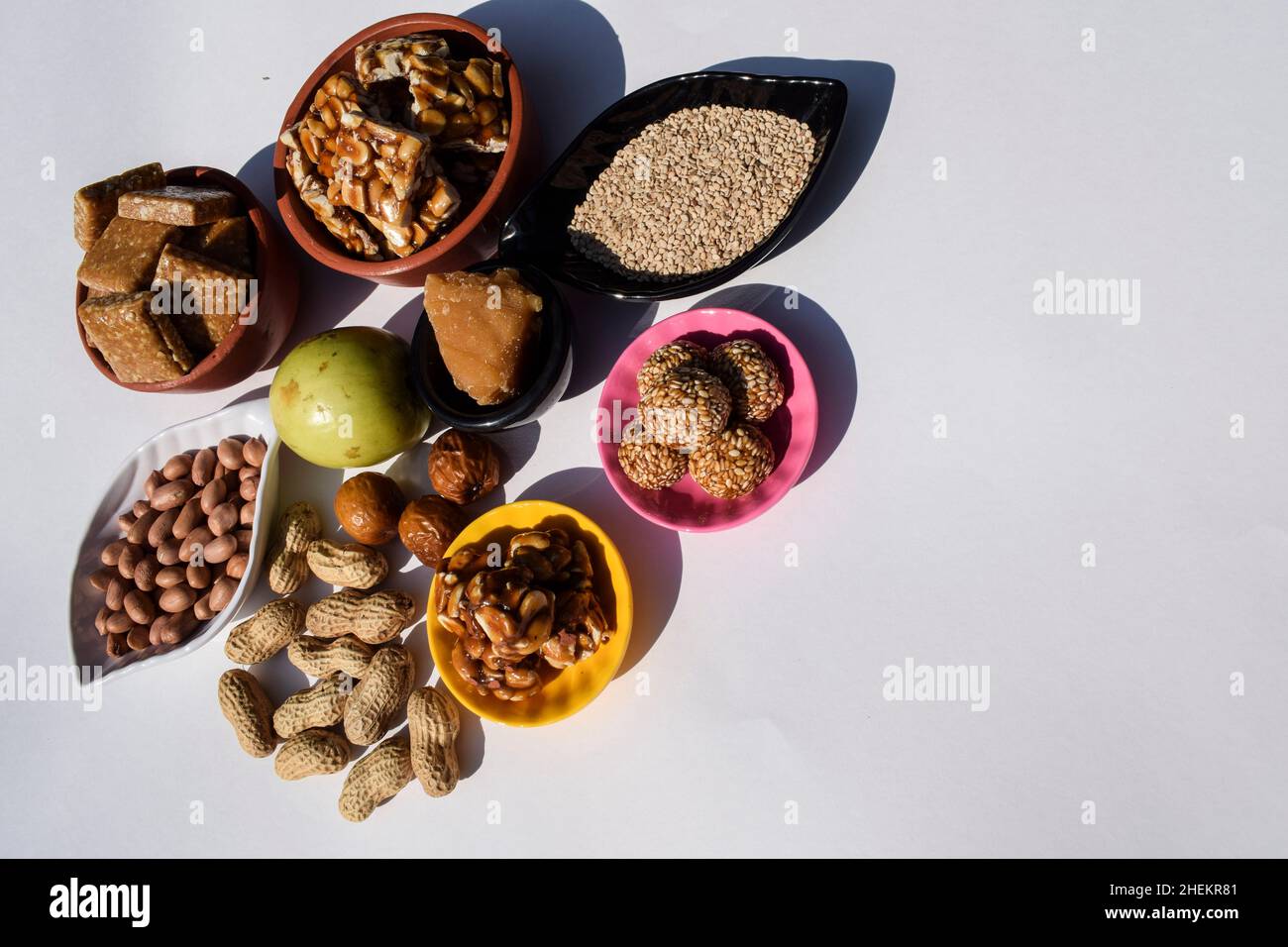 Makar sankranti festival traditions de servir et de manger Peanut chikki, graines de sésame laddu, til ladoo, pomme verte indienne bère, bora, arachides. Et Banque D'Images