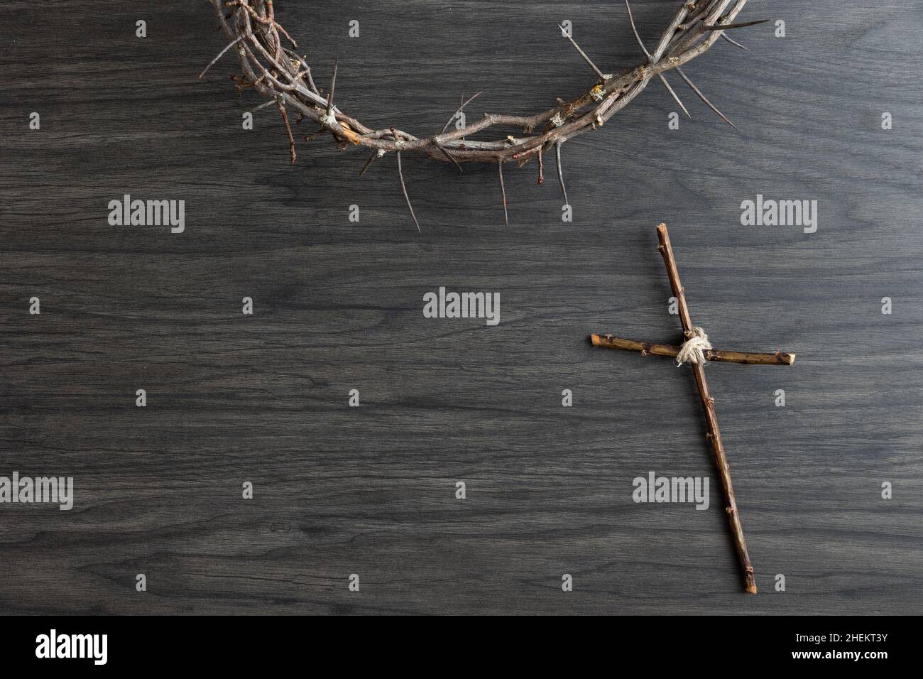 Arrière-plan chrétien simple avec couronne d'épines et croix de bois sur fond de bois sombre avec espace de copie Banque D'Images