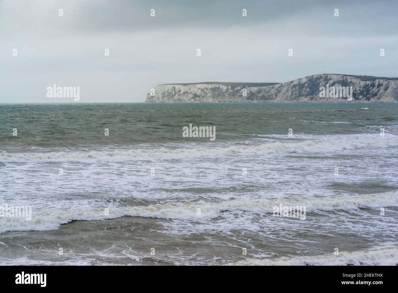 Mer de tempête à Compton Bay pendant l'hiver 2022 sur l'île de Wight, Hampshire, Angleterre, Royaume-Uni Banque D'Images