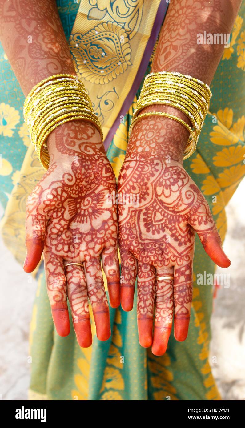 Mariée indienne montrant sa main avec Mehndi henna. Banque D'Images