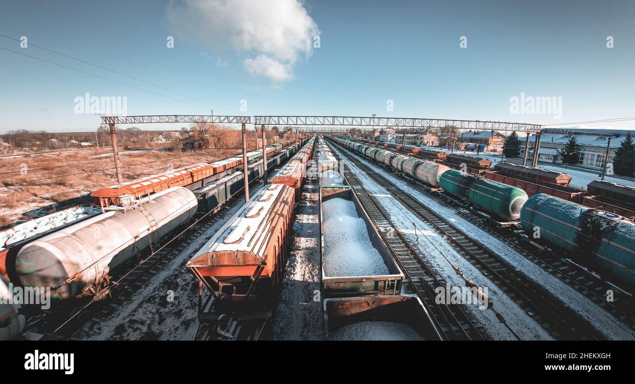 Trains de marchandises à partir d'une hauteur à la cour de triage.Livraison de marchandises par train de marchandises.Voitures de chemin de fer à la gare Banque D'Images