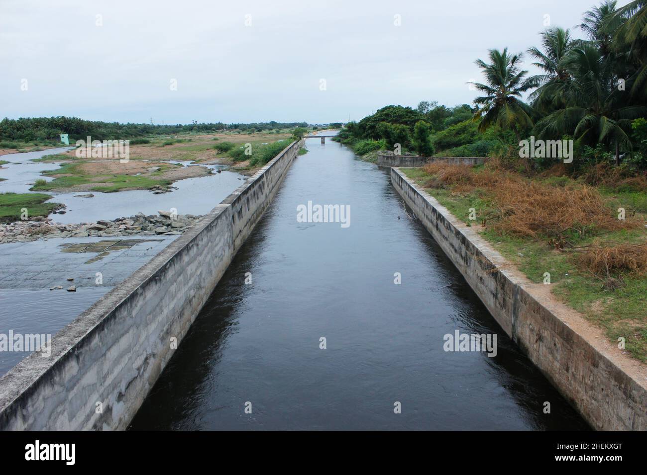 Paysage du barrage du village indien eau qui coule à Tamilnadu Banque D'Images