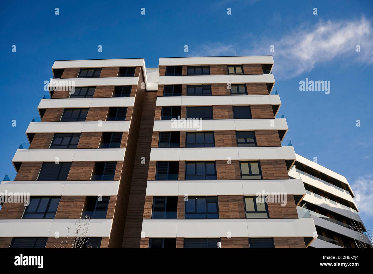 Bâtiment moderne avec façade aérée contre un ciel bleu avec des nuages, Bilbao, pays basque, Espagne Banque D'Images